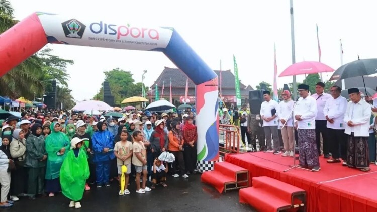 Ribuan warga mengikuti Jalan Sehat Hari Santri Nasional di Alun-Alun Kanigoro Blitar
