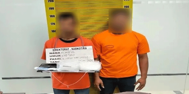 Petugas menahan dua tersangka penyelundupan 1 kg sabu di Bandara Kualanamu
