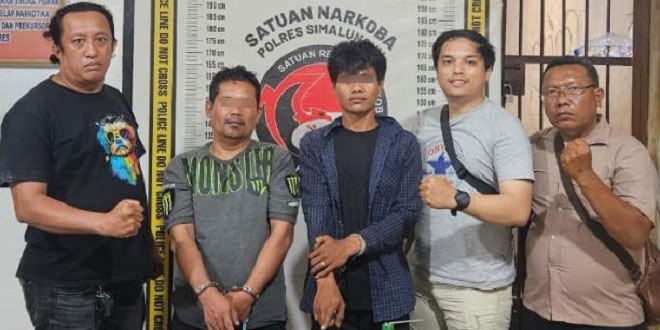 Petugas kepolisian mengamankan barang bukti sabu dan tersangka di Siantar