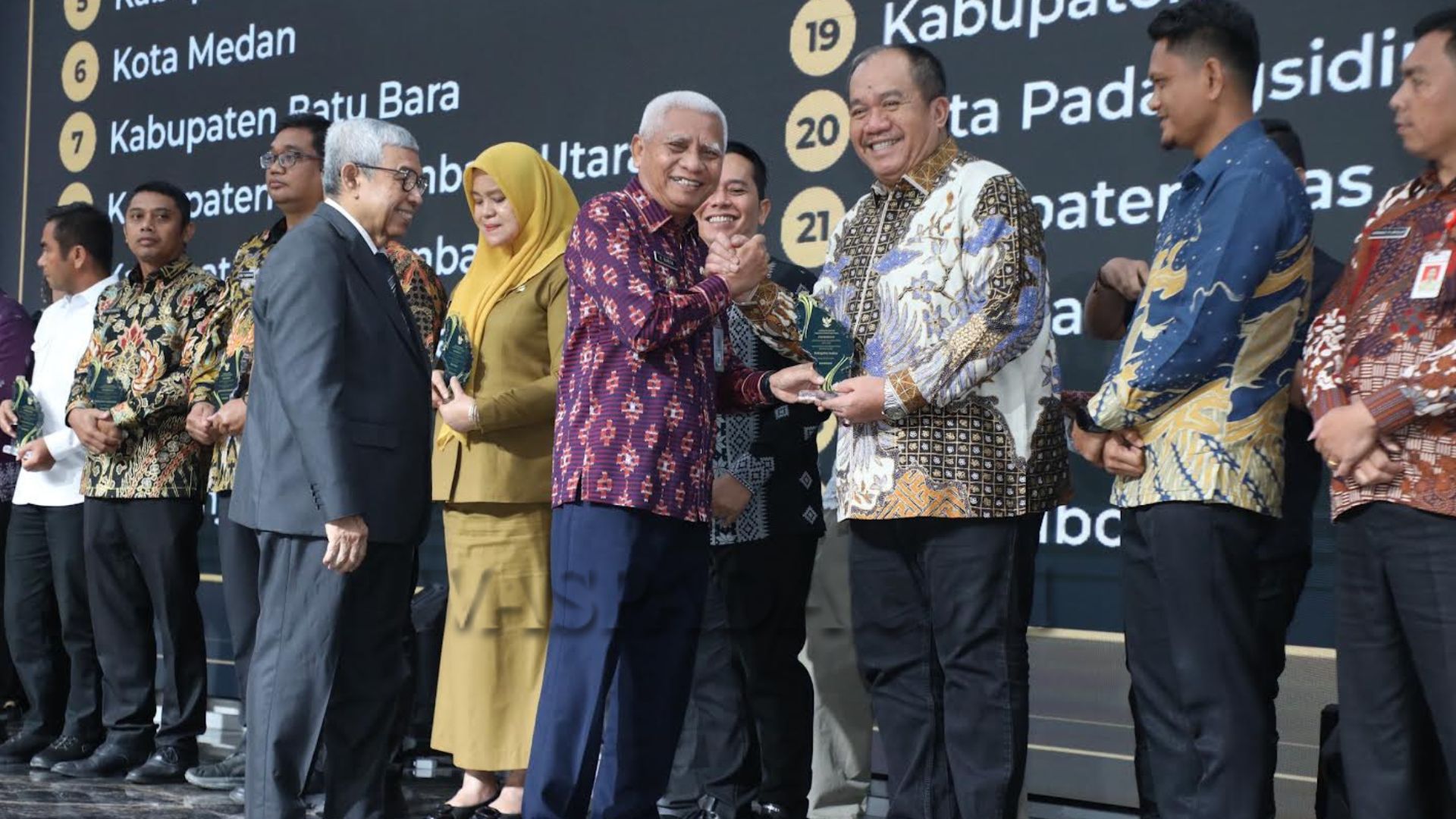 Bupati Asahan menerima penghargaan Kabupaten Informatif di Medan