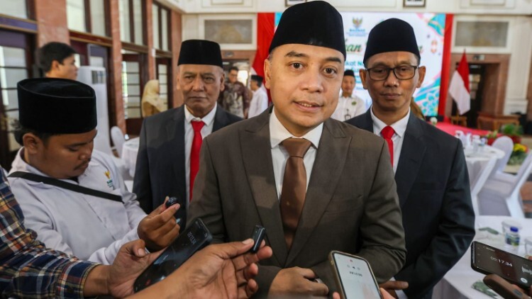 Wali Kota Eri Cahyadi menegaskan pencabutan gelar Cak dan Ning Surabaya terkait masalah hukum