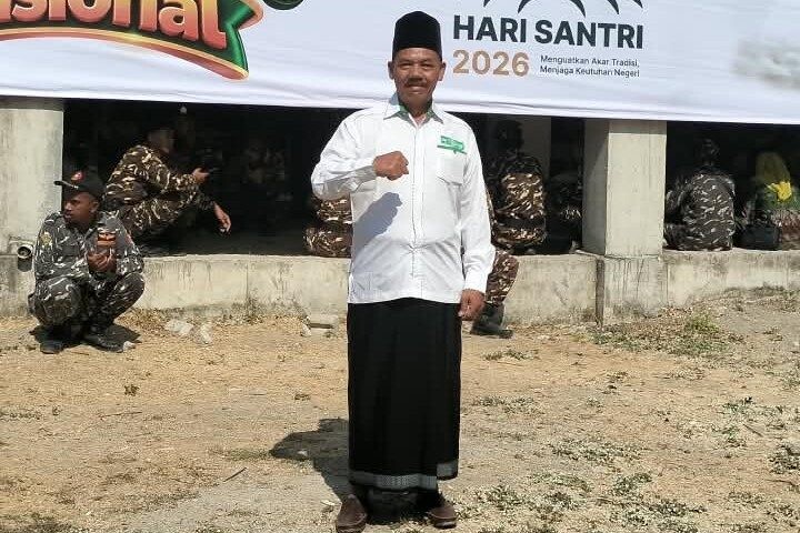 Santri mengikuti Apel Akbar Hari Santri Nasional 2026 di Pondok Pesantren Roudlotul Huda Magetan