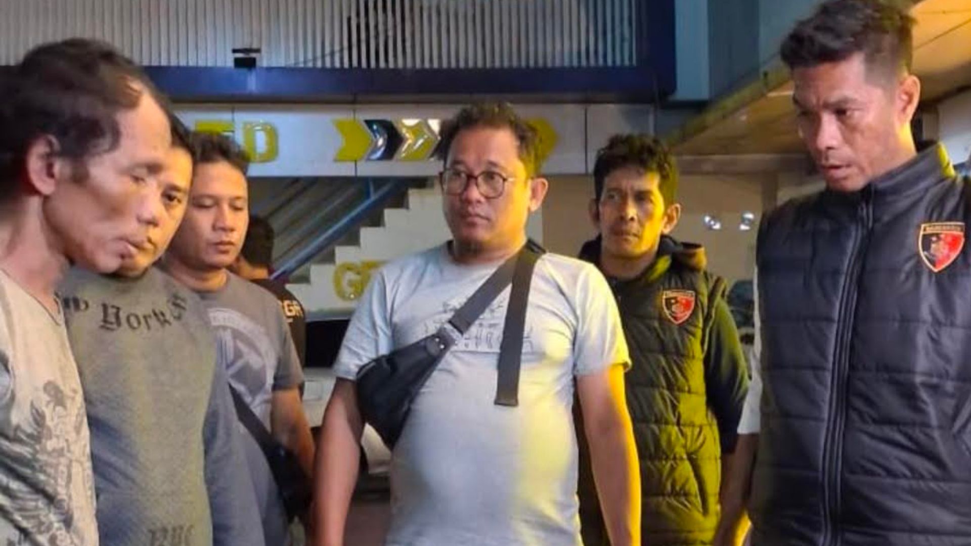 Petugas mengamankan barang bukti sabu dan tersangka di lokasi penggerebekan Medan