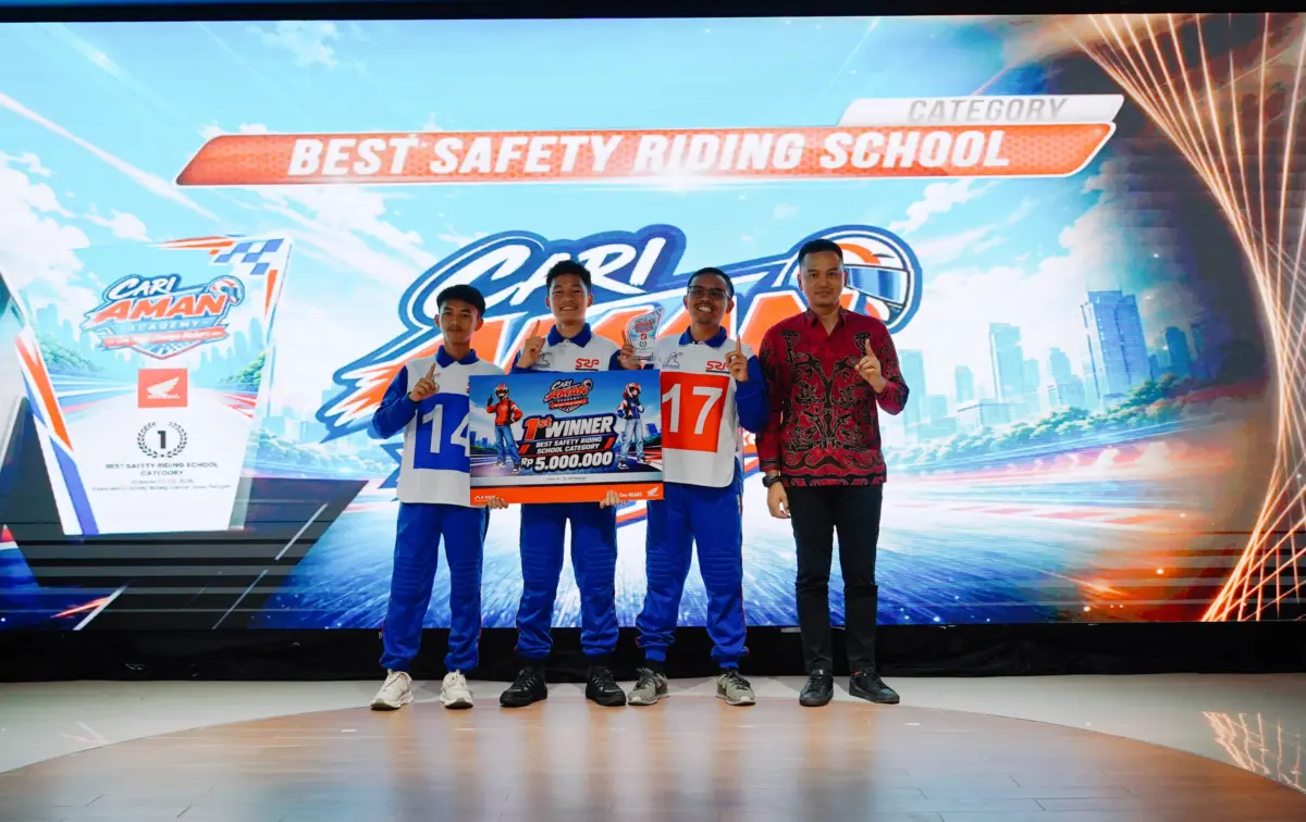Peserta Cari Aman Academy 2026 berlatih keselamatan berkendara di Astra Motor Safety Riding Center Semarang
