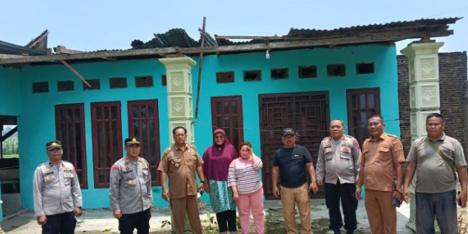 Rumah dengan atap seng rusak akibat angin kencang di Pematangbandar Simalungun