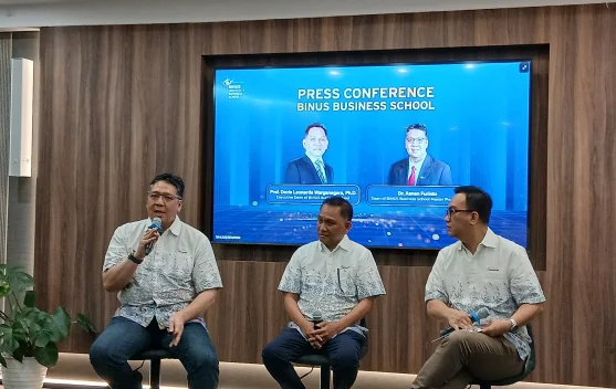 Penghargaan BINUS Business School dan logo QS Global MBA Rankings
