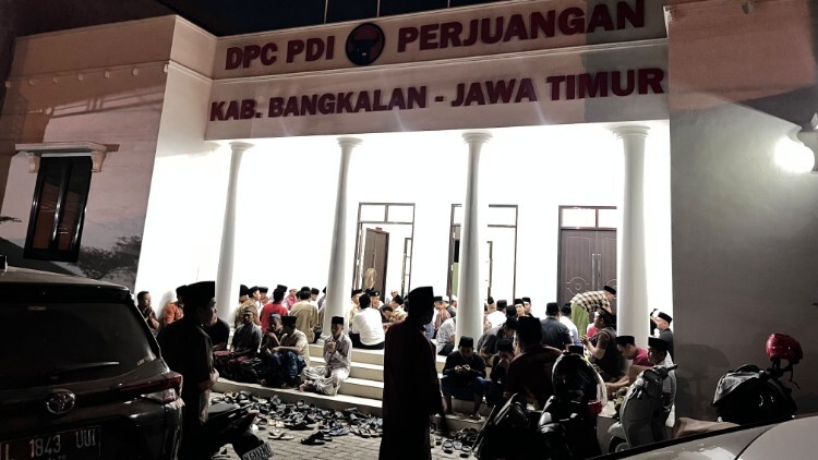 Tahlilan mengenang Guruh Soekarnoputra di Kantor DPC PDI Perjuangan Bangkalan
