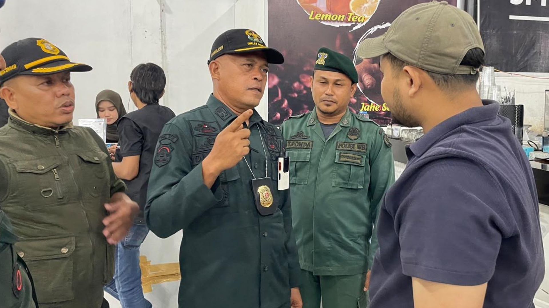 Petugas Satpol PP dan Wilayatul Hisbah melakukan pengawasan malam