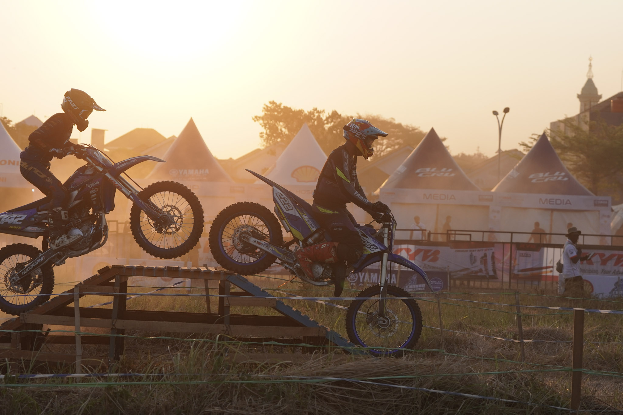 Penonton dan aksi motor Yamaha WR155R di Yamaha Enduro Challenge Sidoarjo