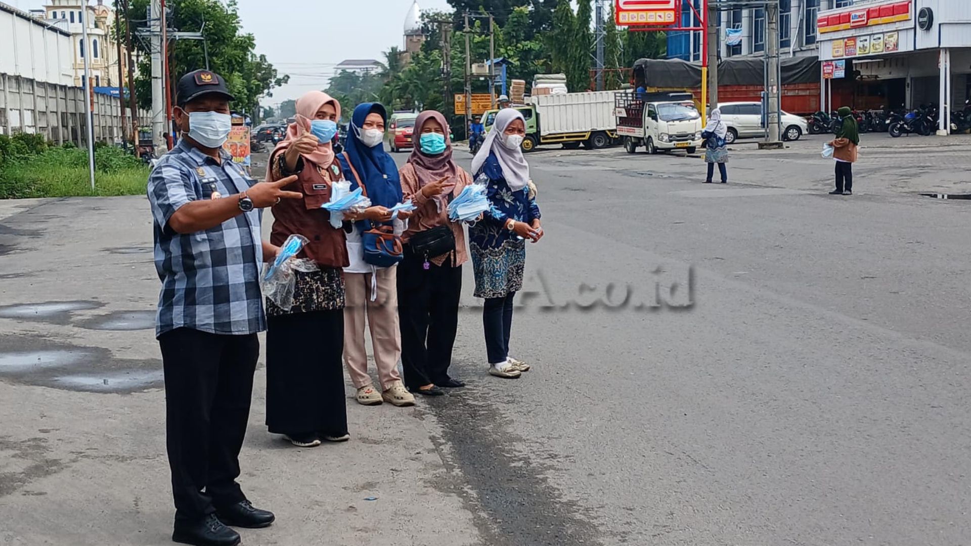 Warga menerima masker yang dibagikan Pemdes Medan Estate di Jalan Selamat Ketaren