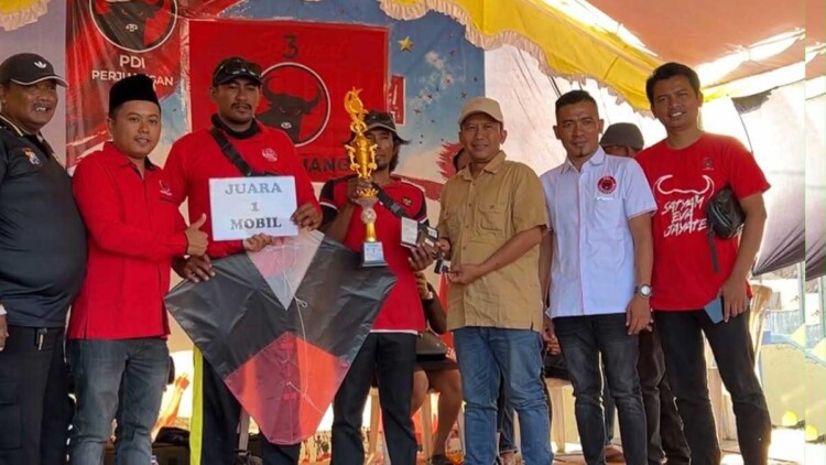 Peserta lomba layangan tenong di Lapangan Pegaraman 1 Desa Karanganyar