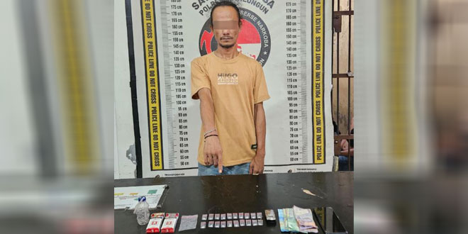 Polisi mengamankan barang bukti narkoba dan pelaku di Sitalasari Simalungun