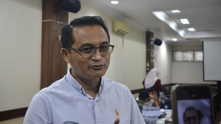 Suasana perdagangan di sekitar Pasar Tanjung Jember saat penataan sementara
