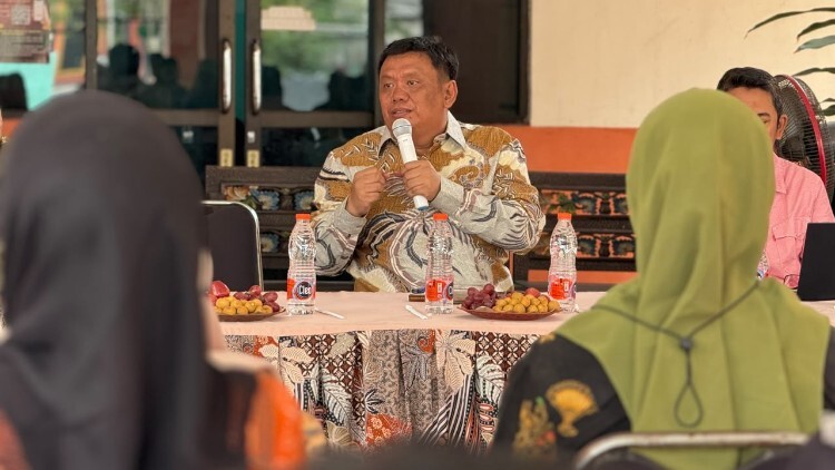 Hari Yulianto menyampaikan sambutan dalam bimtek pengelolaan sampah di Sidoarjo