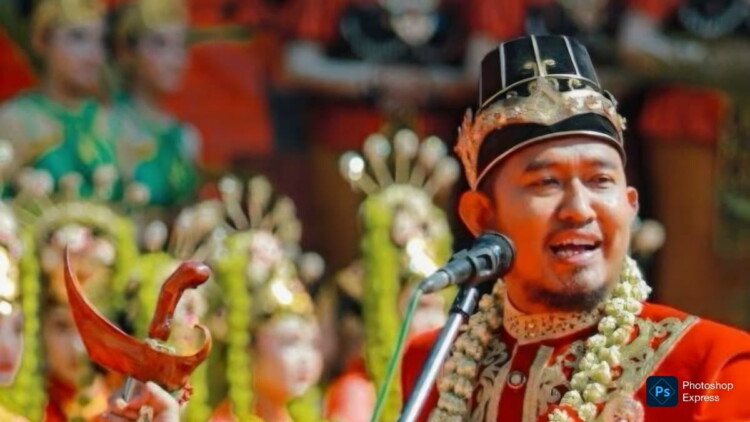 ASN dan pegawai memakai baju adat Keraton Sumenep saat peringatan hari jadi
