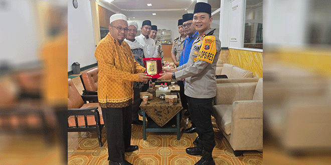 Ketua MUI Simalungun menyambut Kapolres saat kunjungan silaturahmi di kantor MUI Siantar