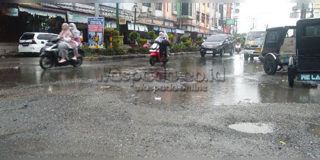 Penampakan jalan nasional yang ditambal bergelombang di Kutacane, Aceh Tenggara