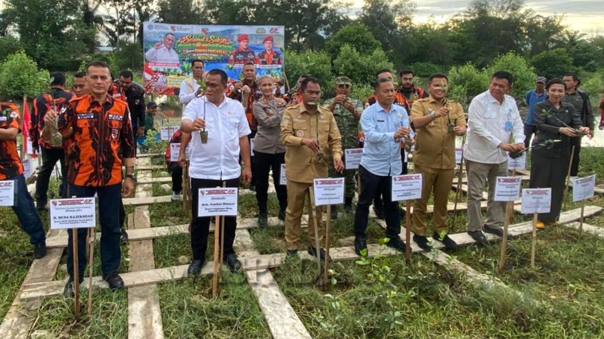 Penanaman pohon Pemuda Pancasila di Pantai Romantis Perbaungan, Serdang Bedagai