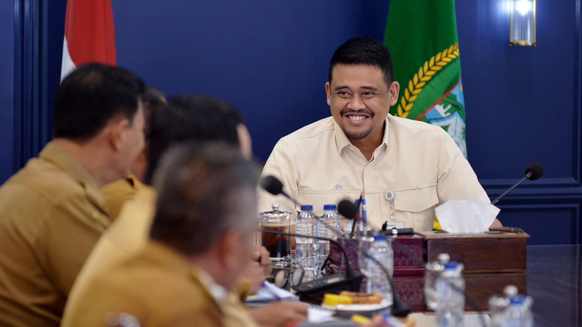 Gubernur Bobby Nasution mendengarkan paparan nominasi Kampung Kreatif Sumut Berkah di ruang rapat gubernur