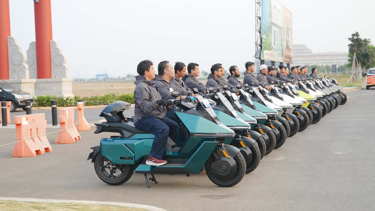 Peserta city ride OMOWAY Light Up Indonesia berkumpul di Aloha PIK 2 Oktober 2026