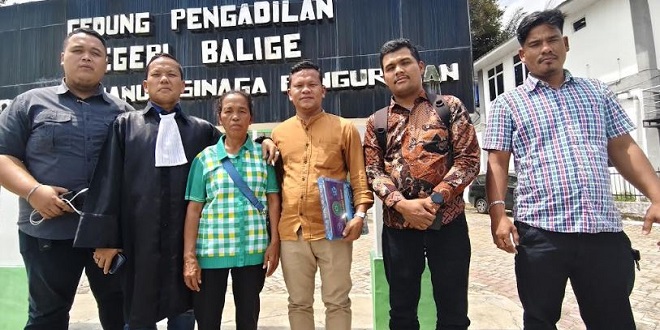 Majelis hakim PN Balige membacakan putusan bebas terhadap Kornauli Sinaga