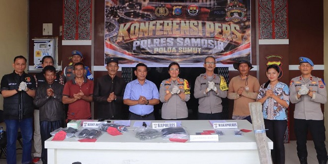 Polisi meninjau lokasi dan barang bukti kasus pencurian ternak di Samosir
