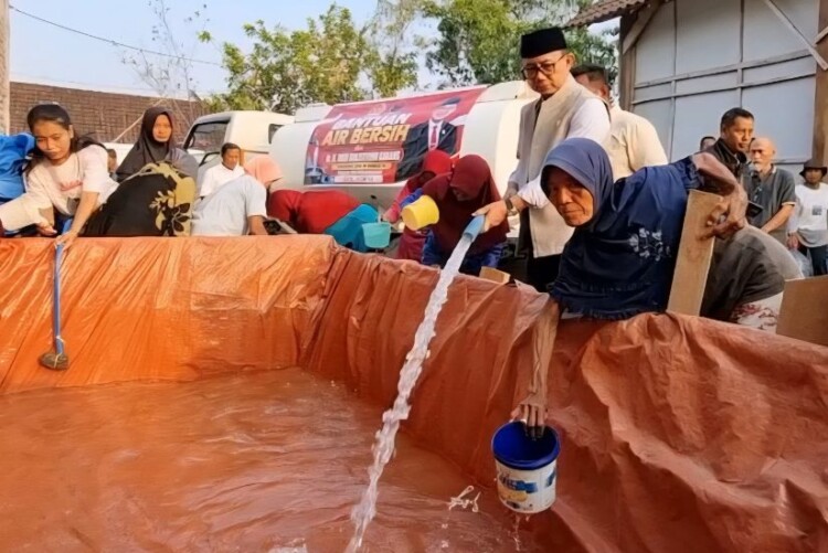Warga mengantre mengambil air bersih dari truk tangki di Dusun Kaligede, Ngawi