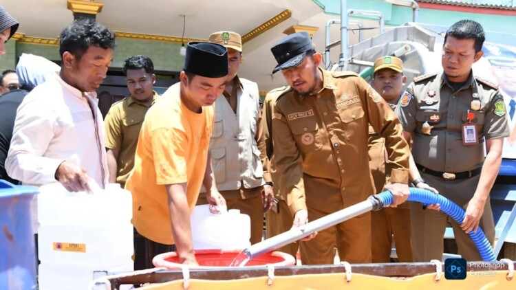 Bupati Sumenep meninjau penyaluran air bersih di Desa Langsar