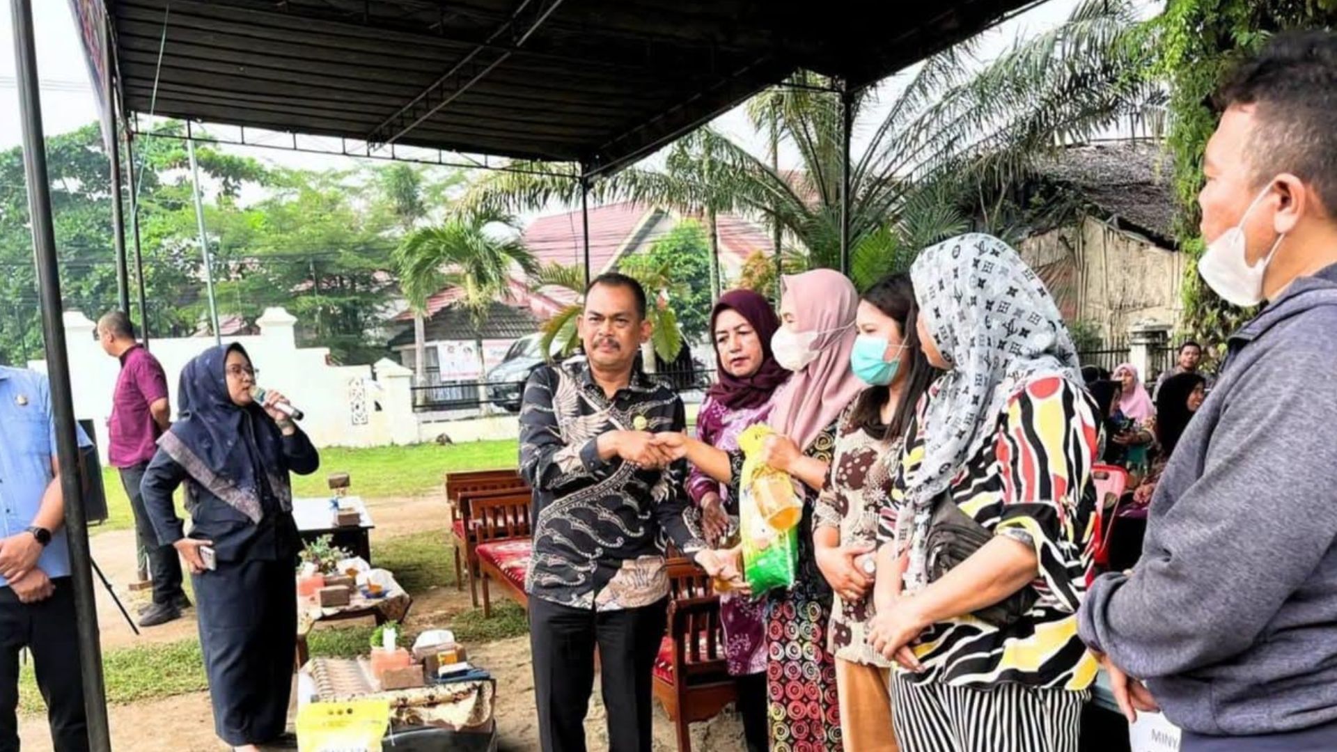 Warga antre di lokasi pasar murah Pemkab Labuhanbatu di Kantor Camat Rantau Selatan