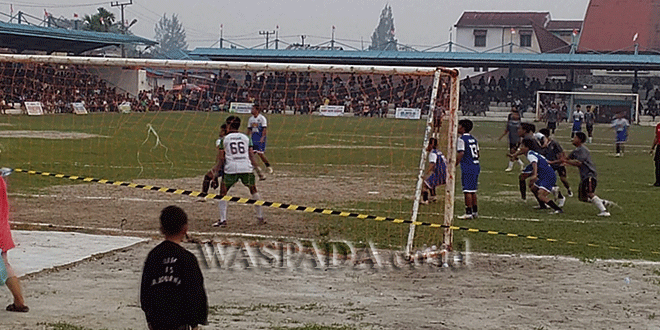 Pemain Purba Tua melakukan tendangan dalam laga perempat final Bupati Cup 2026