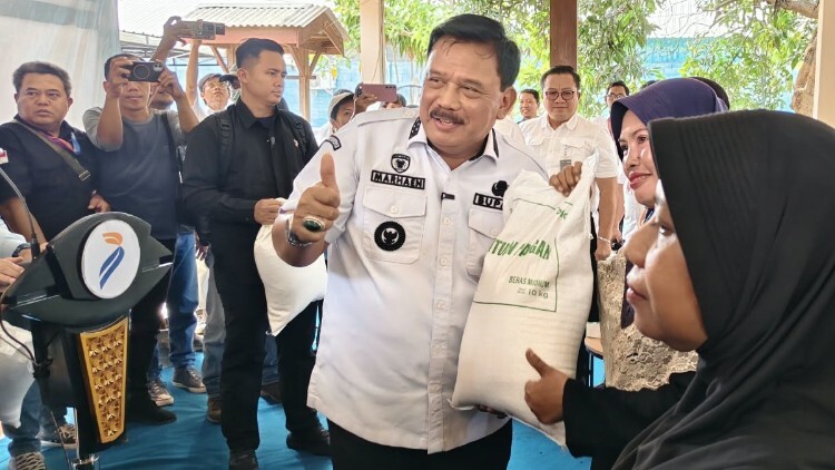 Penyaluran bantuan pangan beras di Balai Desa Kwagean, Kecamatan Rejoso, Nganjuk