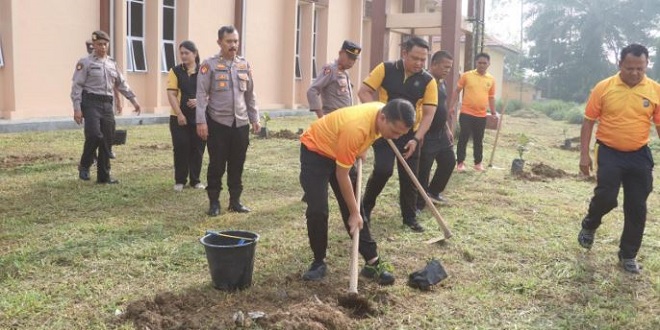 Personel Polres Simalungun menanam pohon mangga dan durian di lingkungan Mako