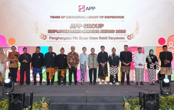 Karyawan APP Group menerima Long Service Award sebagai simbol transfer pengetahuan dan apresiasi