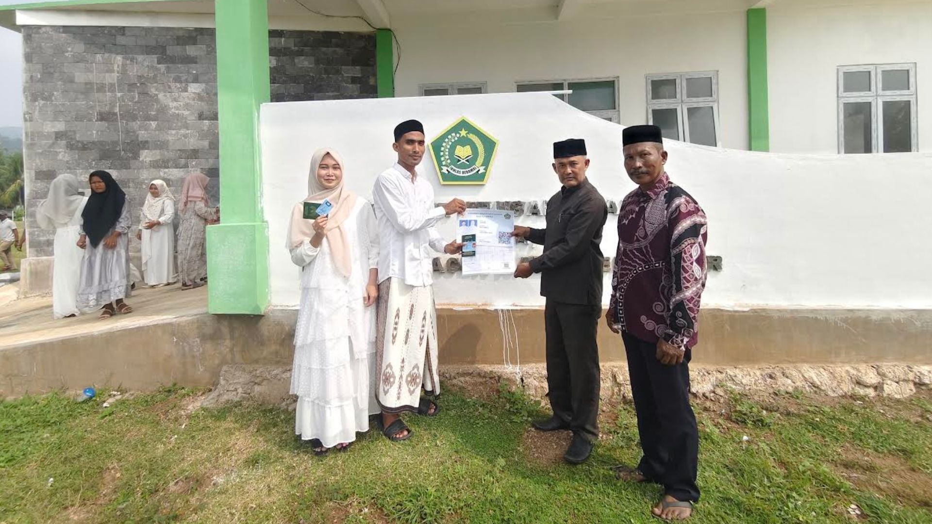 Pasangan pengantin di depan gedung KUA Pulo Aceh, Lampuyang Pulo Breuh