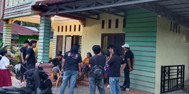 Ilustrasi pintu rumah dan rak sepatu teras di lokasi pembobolan