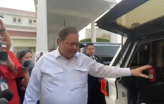 Menteri Airlangga berdiri di samping mobil dinas Maung MV3 Garuda Limousine di Kompleks Istana