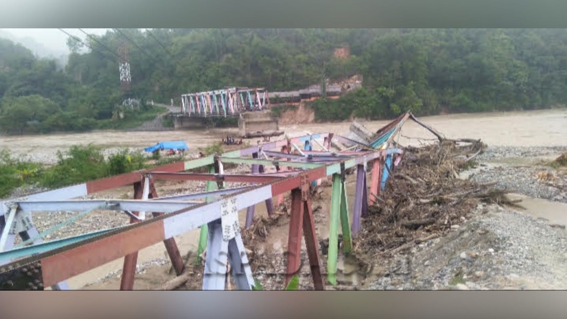Jembatan rangka baja Mbarung dan Natam rusak setelah bencana di Aceh Tenggara