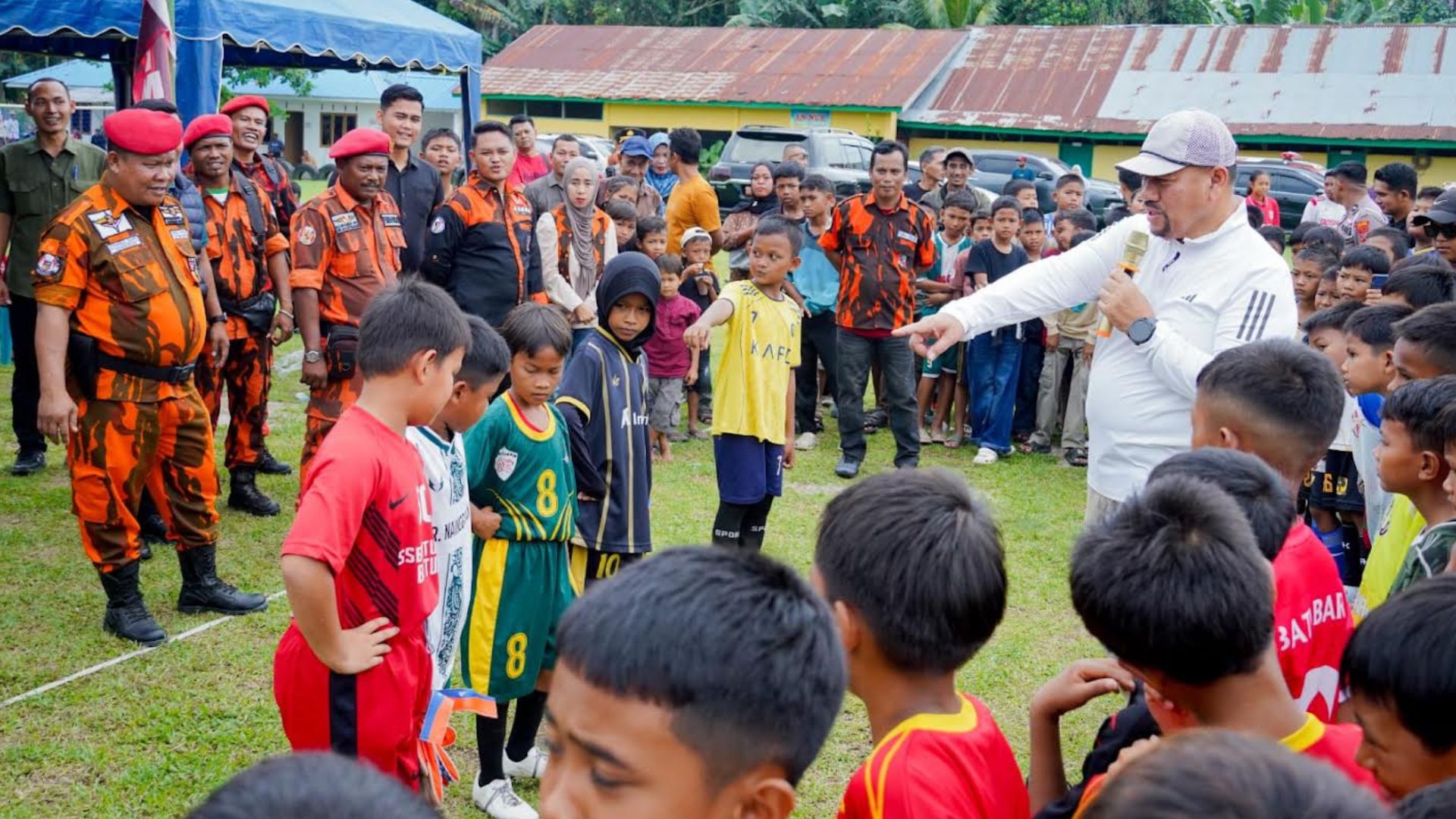 Bupati Batubara membuka Festival Sepakbola U-10 di Lapangan Simpang Gambus Lima Puluh