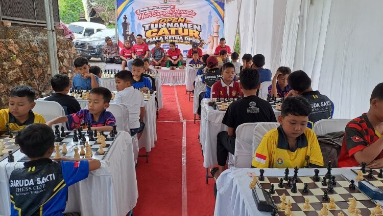 Peserta turnamen catur di Rest Area Puncak Dawung, Trenggalek, 25 Oktober 2026