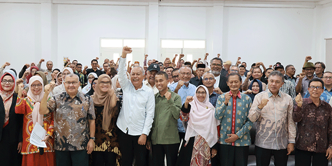 Teuku Kamaruzzaman bersama peserta Mubes IKAKUM USK VI di Gedung Moot Court FH USK