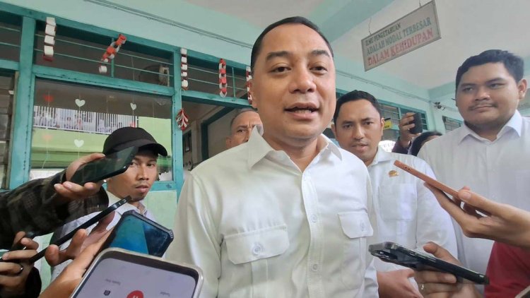Ilustrasi polusi udara dan kereta SRL di Surabaya