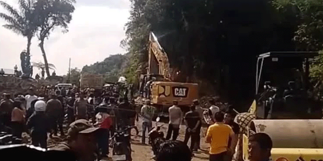 Longsor menutup Jalan Lintas Sumatera di Batu Jomba Sipirok, Tapanuli Selatan
