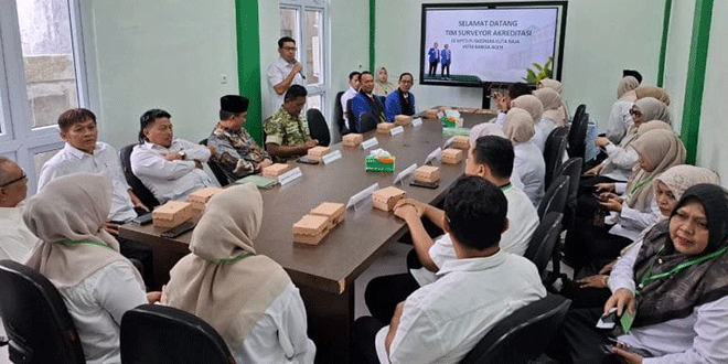 Tim surveior melakukan akreditasi di Puskesmas Kuta Raja Banda Aceh