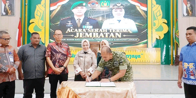 Serah terima Jembatan Perintis Garuda di Rumah Dinas Bupati Langkat dengan pejabat dan Dandim