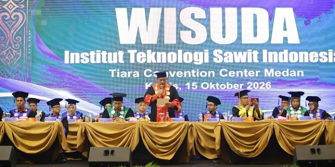 Wisudawan ITSI mengenakan toga di Tiara Convention Center Medan