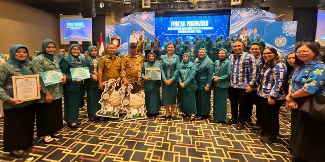 Penyerahan penghargaan PAAREDI kepada Desa Bandar Khalipah di HKG PKK Sumut 2026