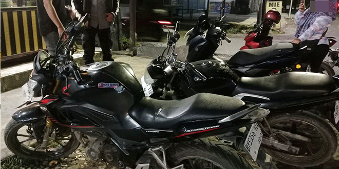 Sepeda motor Honda CB150 terparkir di depan kedai sebelum diamankan