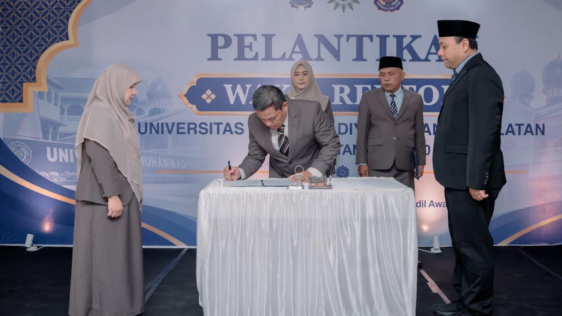 Pelantikan tiga wakil rektor UMTS di Aula UMTS Padangsidimpuan