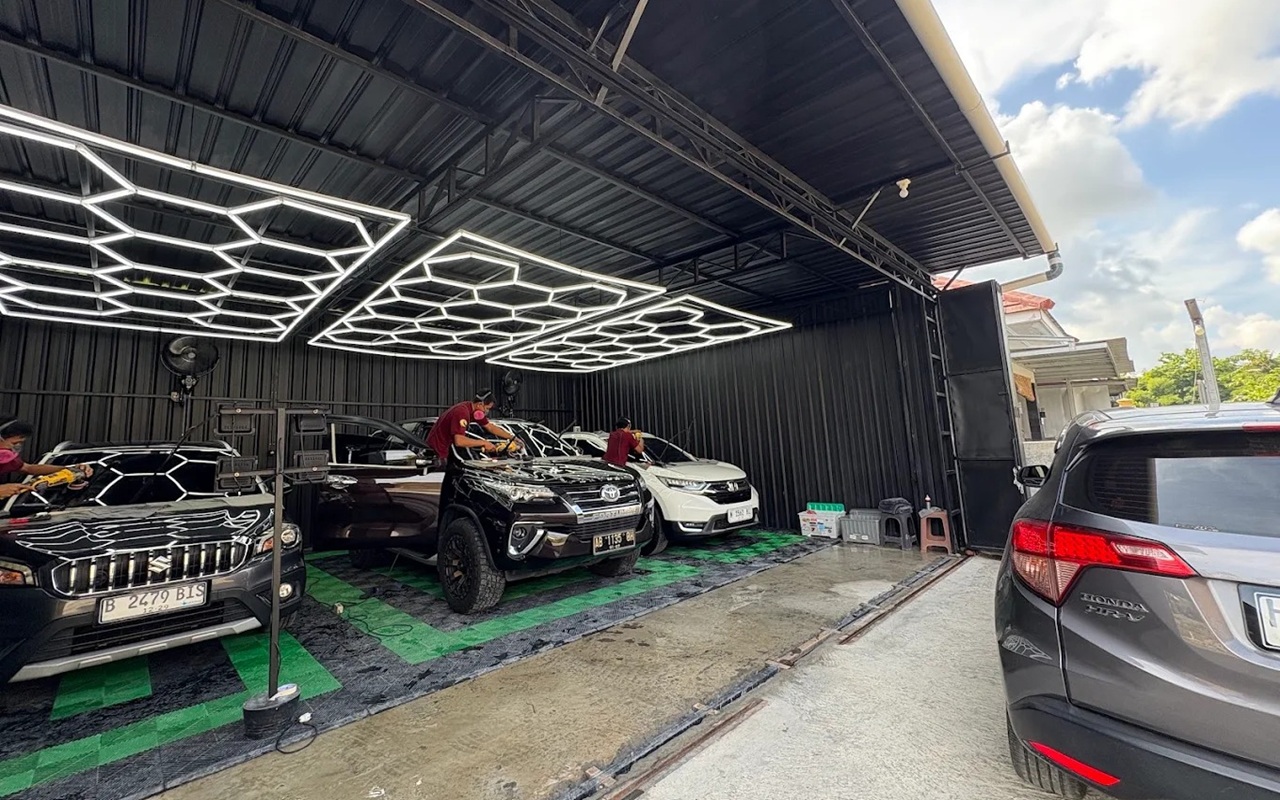 Proses poles kaca mobil untuk menghilangkan baret dan mengembalikan kejernihan kaca