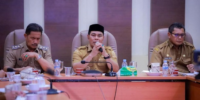 Bupati Muharram Idris memberi arahan persiapan MTQ Aceh Besar ke-35 di Kantor Bupati